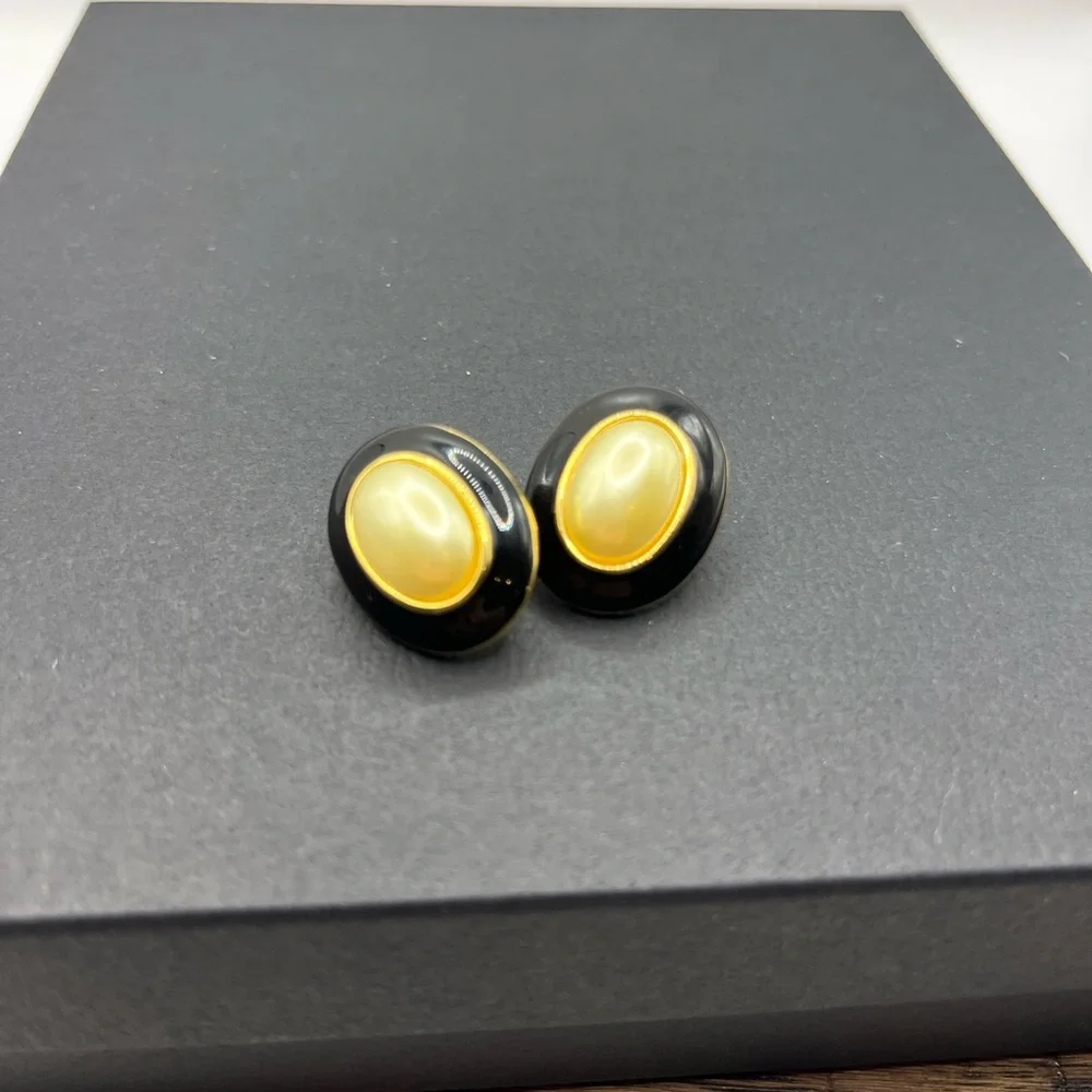 Kenneth Jay Lane Black Resin Earrings with Gold Pearl Centers - Picture 13 of 14